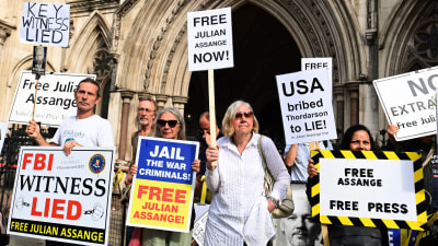 Protest för Julian Assange frigivning utanför britisk domstol