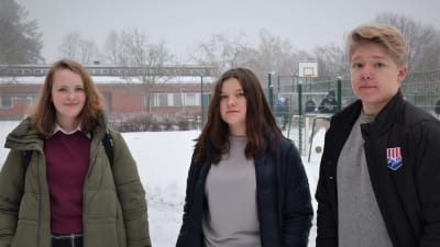 Ellen Hellberg, Enja Hellberg och Liam Hagman utanför Karis svenska högstadium.