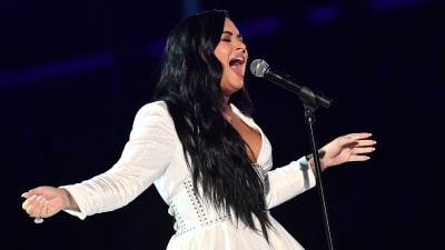 Demi Lovato uppträder på Grammygalan 2020. 