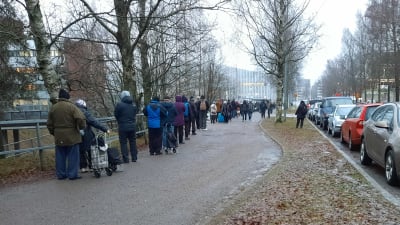 Brödkö i Helsingfors i december 2021. Folk står i en lång kö och väntar på sin tur.