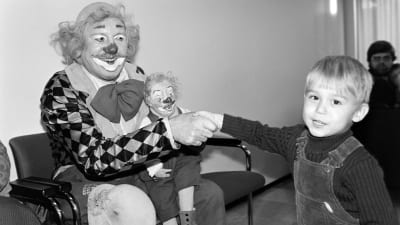 Pieni poika onnittelee Pelle Hermannia Lastenkulttuurin Lapikkaat -palkinnosta vuonna 1981