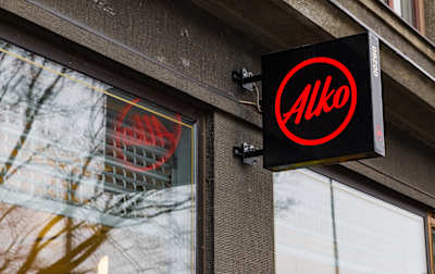 En Alkoskylt utanför en byggnad.
