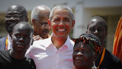 Barack Obama besöker sin fars hemby Kogelo i Kenya i juli 2018. Här med sin 96-åriga styvfarmor Sarah Onyango Obama.