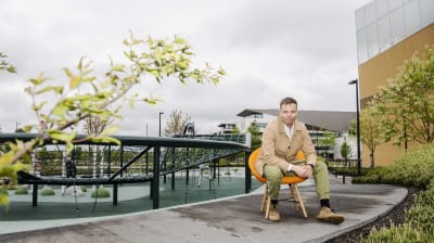 Ilkka Lahti istuu oranssilla tuolilla ulkona.