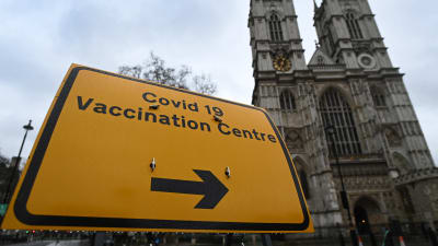 Skylt med texten "Coronavaccinering" utanför Westminister Abbey i London.