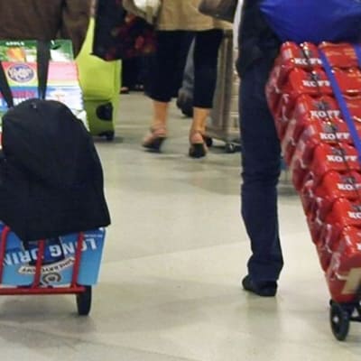 Laatikoittain alkoholia satamaan saapuvien matkustajien kärryissä.