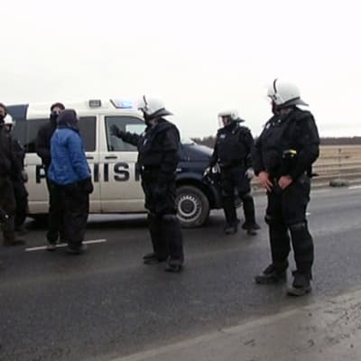 Ydinvoimaa vastustavien mielenosoittajien ja poliisin kohtaaminen Pyhäjoella tiistaina.
