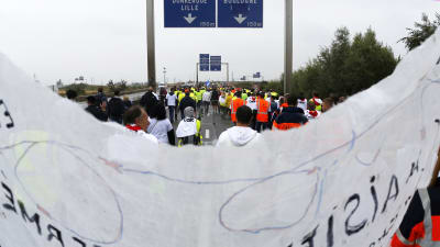 Demonstranter blockar vägen i Calais och kräver att flyktinglägret i staden ska stängas.