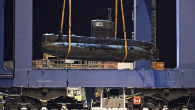 Ubåten UC3 Nautilus lyfts upp med en kran den 12 augusti i Köpenhamn. 