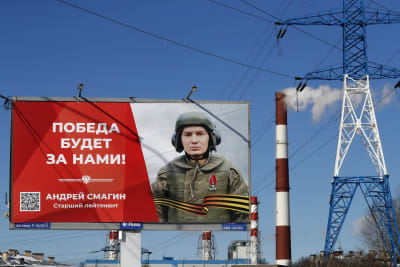 Stor rysk affisch som säger "Segern blir vår!" 