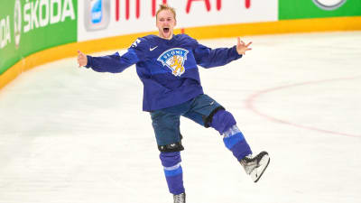 Sakari Manninen firar guld.