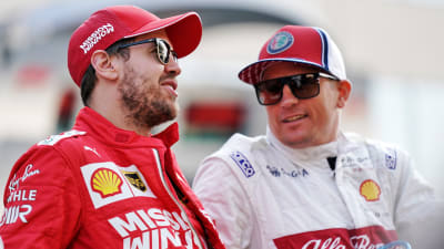 Sebastian Vettel och Kimi Räikkönen pratar.