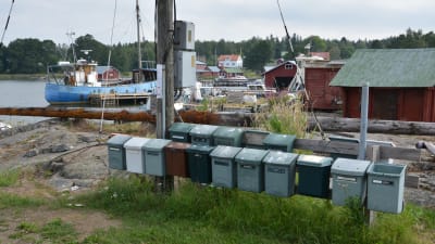 Postlåderad med Rosala hamn i bakgrunden.