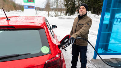 Robert Ottosson tankar sin röda gasbil.