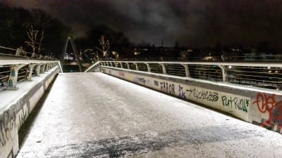 Klotter på broräcket.