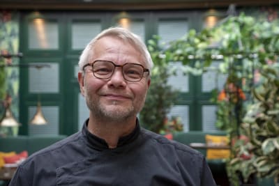 Mika Gehör ler mot kameran.