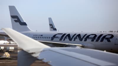Finnair-flyg syns stå på marken i Helsingfors.