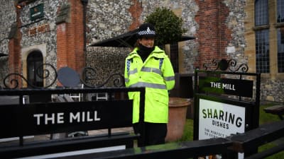 En polis utanför puben The Mill, där man nu också hittat spår av nervgift. 