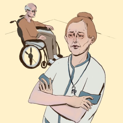 En sjuksköterska står med armarna i kors framför en äldre man i rullstol. Hon ser bestämd ut och blickar framåt. Bilden är en illustration.