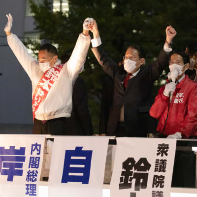 Japan liberaldemokratiska premiärminister Fumio Kishida räcker upp händerna under ett valmöte i Yokohama. 