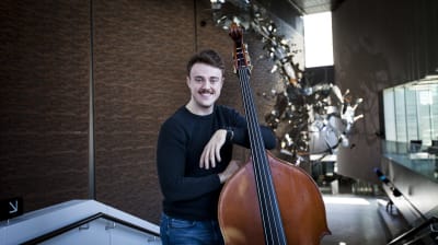 Filemon von Numers med sin kontrabas i Musikhuset.