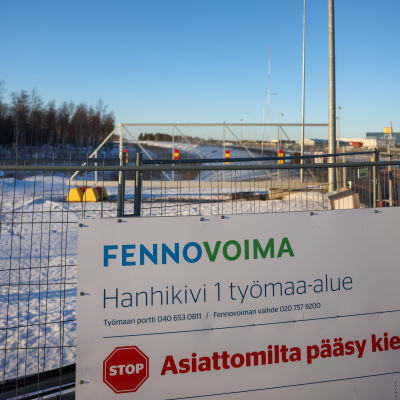 En förbudsskylt vid Hanhikivi 1-området. Ryska Rosatom äger över en tredjedel av Fennovoima, som står bakom kärnkraftverksplanerna i Pyhäjoki..
