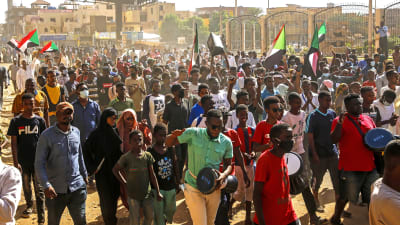 Demonstranter i Sudans huvudstad Khartoum protesterar mot den styrande militärjuntan. 
