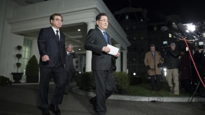 Sydkoreas nationella säkerhetsrådgivare Chung Eui-Yong och spionchefen Su Hoon meddelade om toppmötet efter ett möte med president Trump i Vita huset