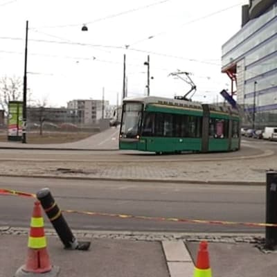 Spårvagn 8 åkte iväg utan förare och spårade ur i Gräsviken, Helsingfors.