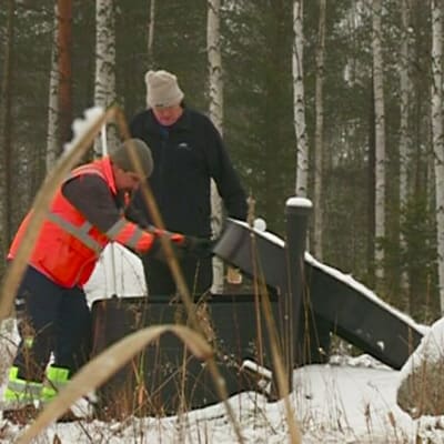 Saloy Oy:n toimitusjohtaja Tapio Salminen (oik.) esittelee fosforinpoistolaitetta.