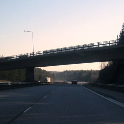 Moottoritien silta ilta-auringon hämärässä