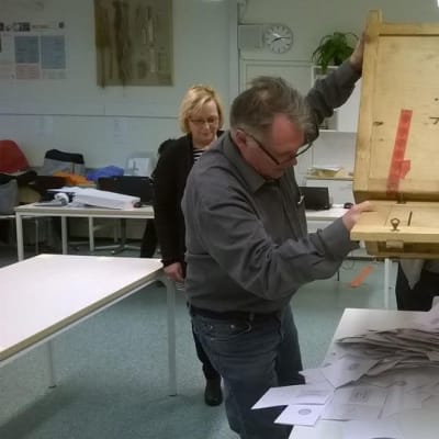 Äänestysliput kaadetaan Vaasan Vöyrinkaupungin äänestyspaikalla