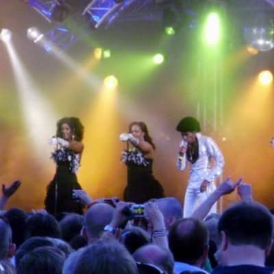 Boney M veti playback -esityksensä täydelle viinijuhlayleisölle Kuopiossa lauantaina.