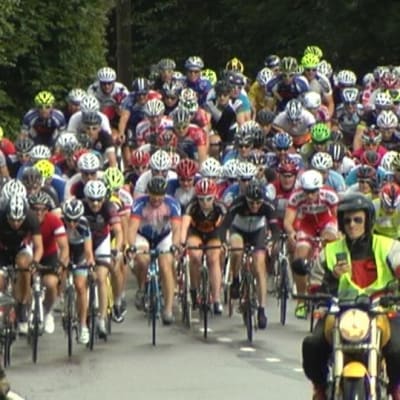 Tour de Helsingin kilparyhmän pääjoukko.