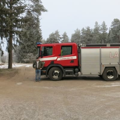 Paloasema rakennetaan alueelle joka jää Mika Teräsniskan ja Ala-Kemijoen VPK:n sammutusauton taakse.