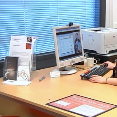 Asiakasvastaava Taru Tulppo Oulun Osuupankin Kempeleen konttorissa.