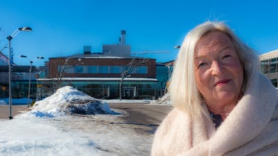 Susanne Dahlqvist utanför Konstfabriken, sol och snö.