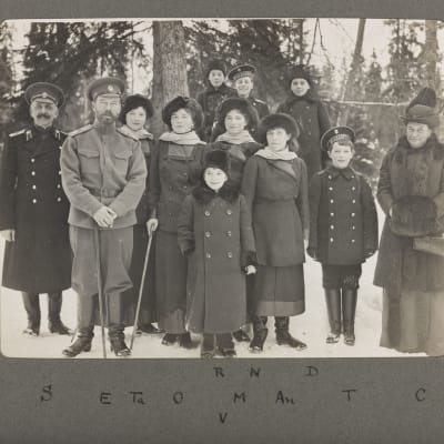 Familjeporträtt på vintern vid residensen Tsarskoje Selo.