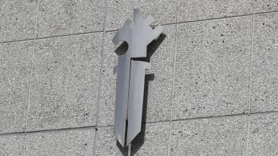 Polisens logo på en vägg.