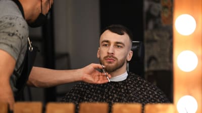 Arslan Khataev hos barberaren.