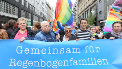 Demonstranter i Berlin vill ha samkönat äktenskap. 