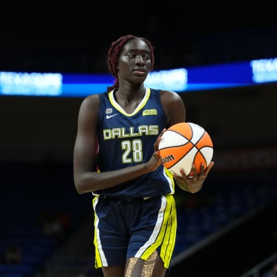 Dallasin Awak Kuier pitelee palloa WNBA:n ottelussa.