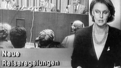 Östtyska tv-nyheter kungör de nya resereglerna den 9 november 1989.
