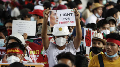 Demonstranter protesterar mot militärjuntan i Rangoon i Myanmar. En person håller upp en skylt där det står: Slåss för friheten.