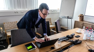 Måns Holmberg vid en dator.