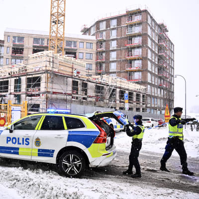Poliser vid byggarbetsplats i Sundbyberg där en bygghiss med flera personer i rasade den 11 december 2023.