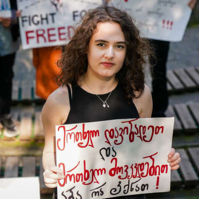 Nuori mielenosoittaja Georgiassa