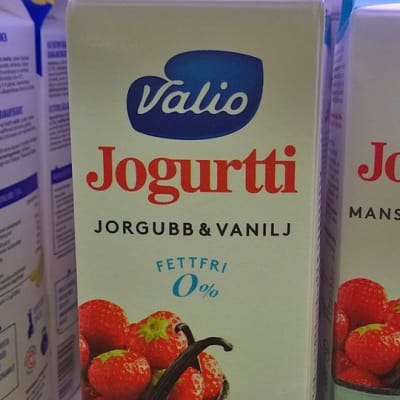 Bokstaven d har fallit bort i ordet jordgubb på Valios jordgubb-vanilj-yoghurtförpackning.