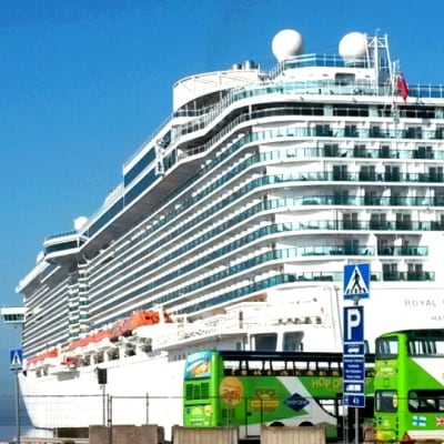 Kryssningsfartyg i Västra Hamnen i Helsingfors