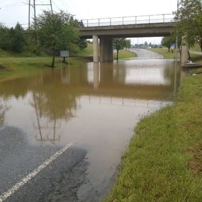 Regnvatten har stängt Hamnvägen i Karleby.